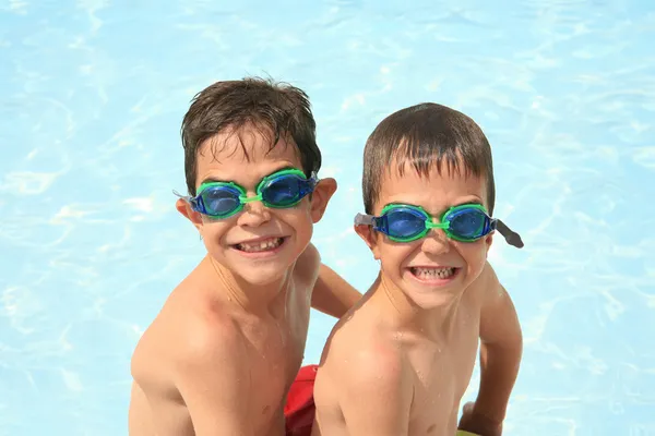 Garçons à la piscine — Photo