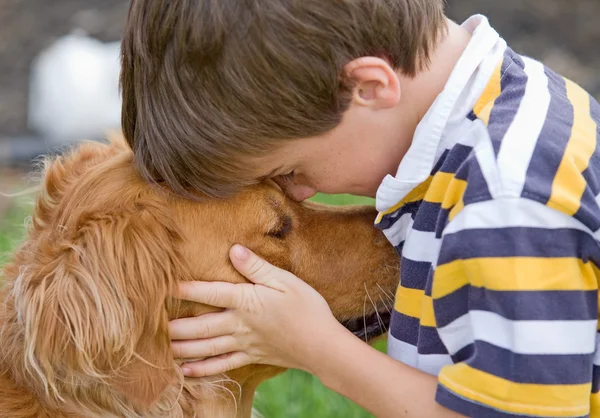 Küçük oğlan ve köpek — Stok fotoğraf