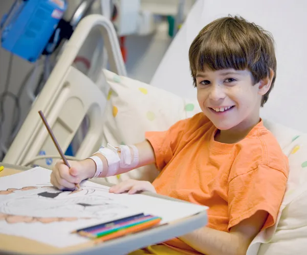 Jongen in het ziekenhuis — Stockfoto