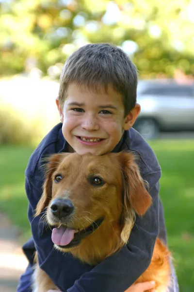 Pequeño niño y perro — Foto de Stock