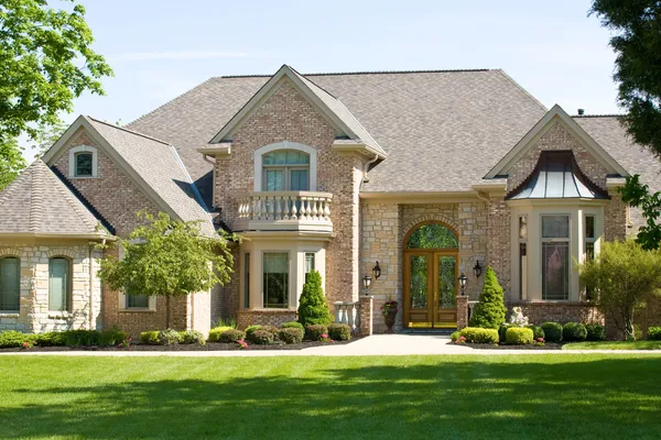 Expensive Home Against a Blue Sky — Stock Photo, Image