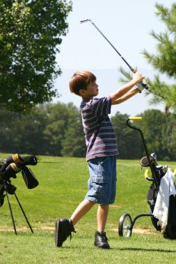 golf oynamaya çocuk