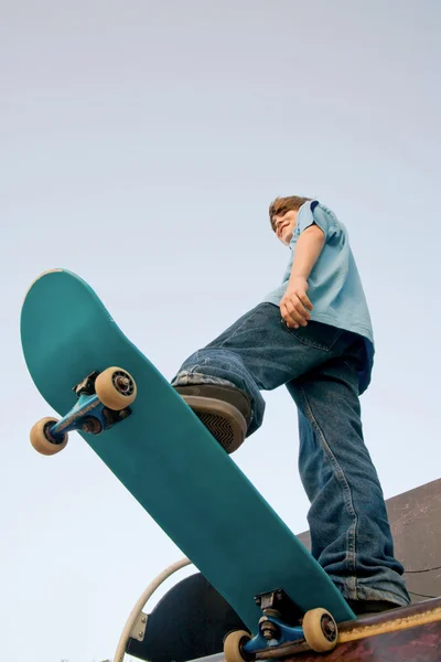 Junge skateboarden — Stockfoto