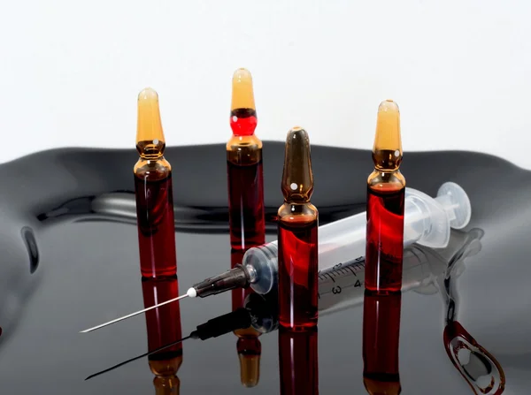 Quatre ampoules médicales — Photo