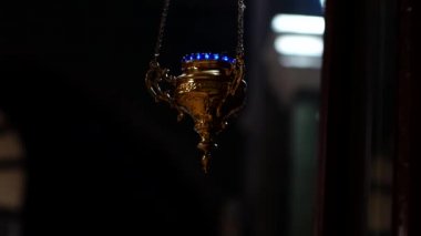 Kilisede bir şamdan var, arka planda ise önemli bir nokta. Kilise dekoru. Yavaş Hareket