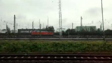 Zaman Kucakları. Frankfurt, Almanya 'da bir trenin video çekimi. Tren şehrin kenar mahallelerinden hızla geçiyor..