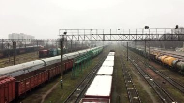 Sisli bir günde yük arabaları ve trenler istasyonda duruyor. Chernihiv, Ukrayna.