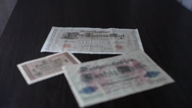 Birinci Dünya Savaşı 'ndan kalma Alman parasının klasik banknotları.