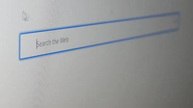 Bilgisayara ya da laptop ekranına yakın çekim. Web tarayıcısının arama çubuğuna bir istek yazın: bir koronavirüs testi satın alın. İnternette Covid-19 tanı programını bulmaya çalışıyorum..