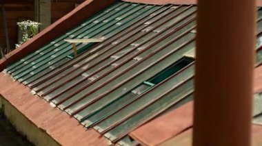 Eski bir seranın birçok cam penceresini kapat