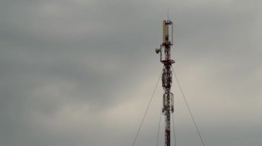 Zaman aşımı videosu. Hızlı hareket eden bulutların arka planına karşı mobil anten