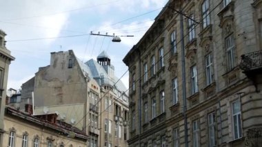 Eski bir Avrupa şehrinin kentsel görüşü. Antika fenerler, kablolar, antenler ve eski bina ve evlerin birçok penceresi..