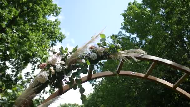 Çiçek Süsleme Açık Havada Güzel Bir Düğün Kemeri Düğün Süsü — Stok video