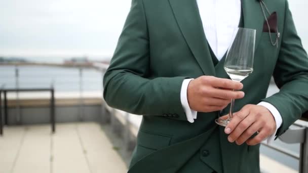 Homme Dans Beau Costume Cher Tient Une Coupe Champagne Sur — Video