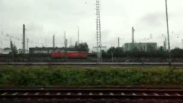 时间差距 德国法兰克福一列火车的摄像 火车在城郊疾驰而过 — 图库视频影像