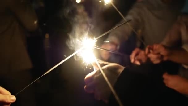 Люди Зажигают Рождественские Искры Кадров Секунду — стоковое видео
