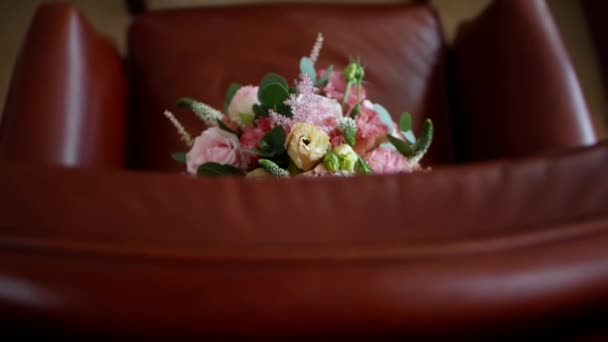 Bukett Med Många Rosa Och Vita Rosor Blommor Med Gröna — Stockvideo