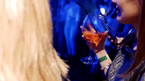 Meisje Drinken Van Een Cocktail Dansen Een Feestje — Stockvideo