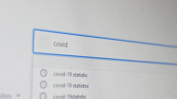 Närbild Datorskärmen Med Typ Vill Hitta Covid Statistik Webbläsaren Kommer — Stockvideo