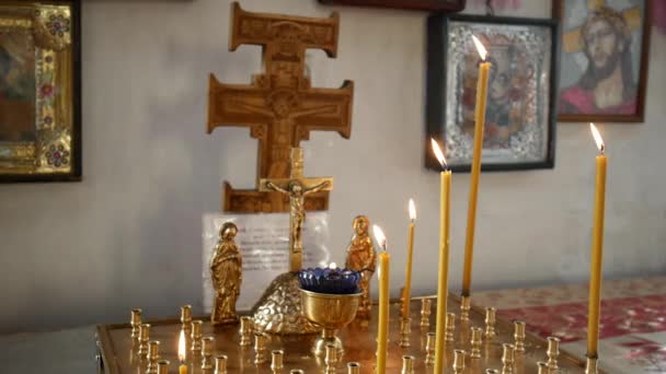 Fiesta Cristiana Iglesia Velas Primer Plano Están Ardiendo Mesa Sobre — Vídeos de Stock