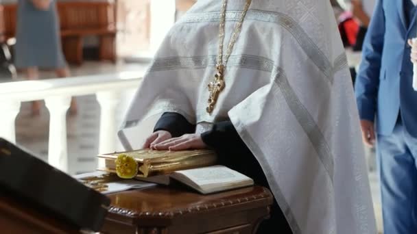 Ein Priester Soutane Und Mit Kreuz Öffnet Der Kirche Eine — Stockvideo