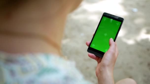 Junge Schöne Mädchen Benutzen Ein Smartphone Während Sie Auf Einer — Stockvideo