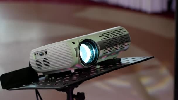 Film Projektörü Beyaz Ekranda Bir Görüntü Yayınlar Parlak Projektör Lensi — Stok video