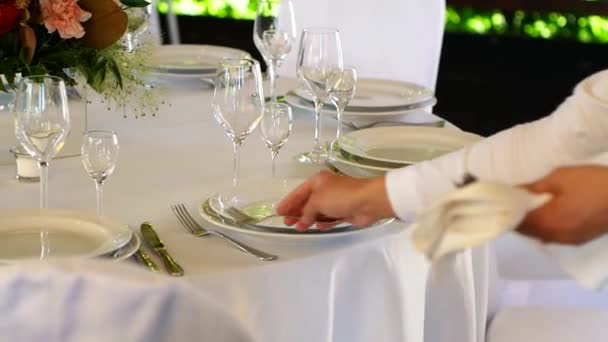 Tischdecken Terrassenrestaurant Der Kellner Arrangiert Die Gabeln Während Der Tischdekoration — Stockvideo