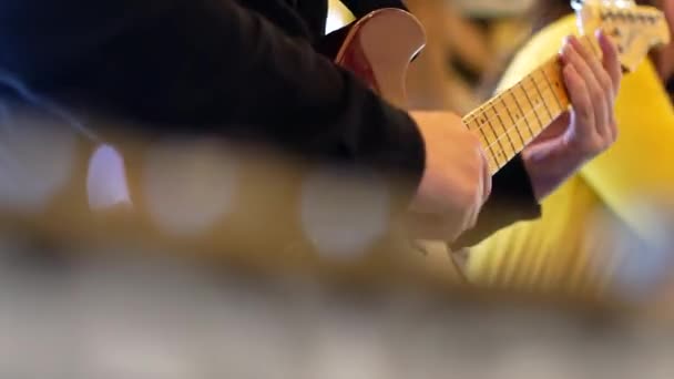 Concert Van Een Muzikale Groep Gitarist Spelen Gitaar Close — Stockvideo