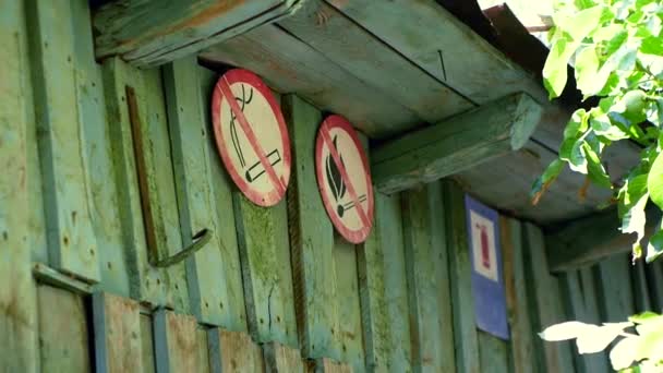 旧的禁烟和禁火标志的特写悬挂在古老的木制墙壁上 — 图库视频影像