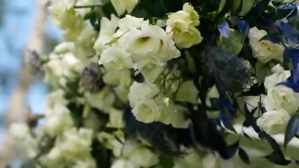 Zbliżenie Dekoracja Wielu Białych Róż Kwiaty Kolorowe Liście Które Kołyszą — Wideo stockowe