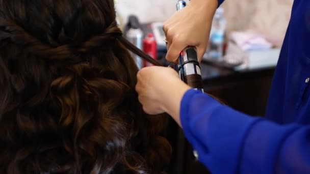 Hairdresser Makes Haircut Young Girl Curling Your Hair Curling Iron — Stock Video