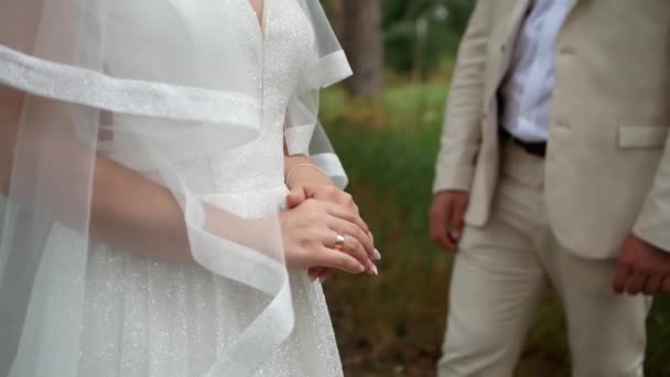 Jovem Noivo Terno Branco Aproxima Sua Noiva Amada Vestido Noiva — Vídeo de Stock