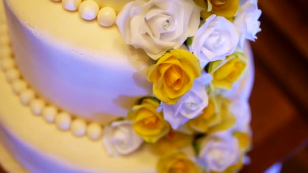 Musica Leggera Lampeggia Rose Commestibili Dolce Mastice Una Torta Compleanno — Video Stock