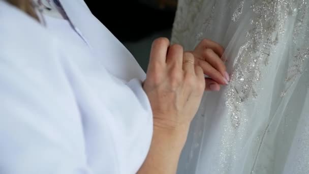 Швейній Фабриці Жінка Пошивачка Працює Весільній Сукні Манекені Швачка Зшиває — стокове відео