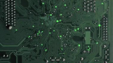 Animasyon elektronik sinyal hareketi ve yeşil devre kartının yüzey izleri boyunca yanıp sönüyor. Anakart kapanıyor. Çalışma bilgisayar teknolojisi kavramının grafiksel görüntüsü.