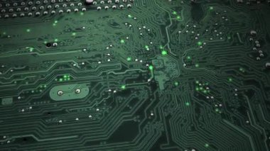 Animasyon elektronik sinyal hareketi ve yeşil devre kartının yüzey izleri boyunca yanıp sönüyor. Anakart kapanıyor. Çalışma bilgisayar teknolojisi kavramının grafiksel görüntüsü.