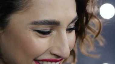  Güzel kız model gözlerini açıyor. Makyajlı kadın gözlerinin yakın çekim videosu. Rüzgarda uçuşan saçlar