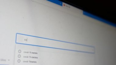 UltraHD 4k video. Web tarayıcısında Covid-19 istatistiği bulmak isteyen bilgisayar ekranının kapatılması, adres tarayıcısını yazacaktır. Coronavirüs istatistiğini arayın.