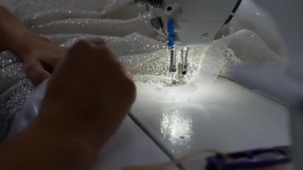 Жінка Красивим Манікюром Пришиває Весільну Сукню Швейній Машинці Ткацький Працівник — стокове відео