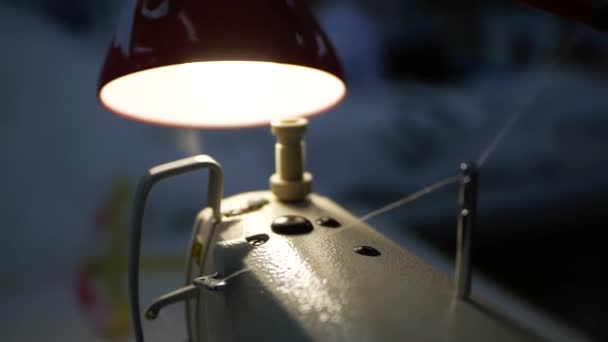 Настільна Лампа Світить Поверхні Промислової Швейної Машини Крупним Планом Шпулька — стокове відео