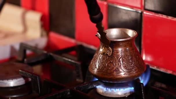 Brygga Kaffe Gasspis Kopparturk Ett Rött Och Svart Kök Kaffet — Stockvideo