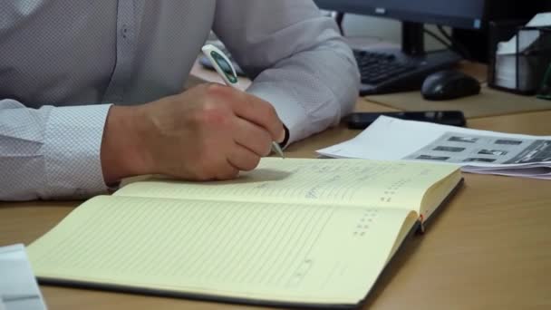 Hombre Con Camisa Toma Notas Cuaderno Empleado Empresa Trabaja Una — Vídeos de Stock