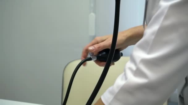 Der Arzt Pumpt Das Mechanische Medizinische Tonometer Untersuchung Des Patienten — Stockvideo