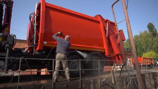 Trabajador Lava Camión Basura Con Una Manguera Hombre Lava Coche — Vídeo de stock