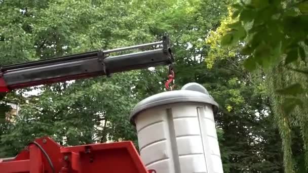 垃圾车机械手装载机起重机移动一个大的地下垃圾箱 把垃圾从垃圾箱卸到垃圾车上 — 图库视频影像