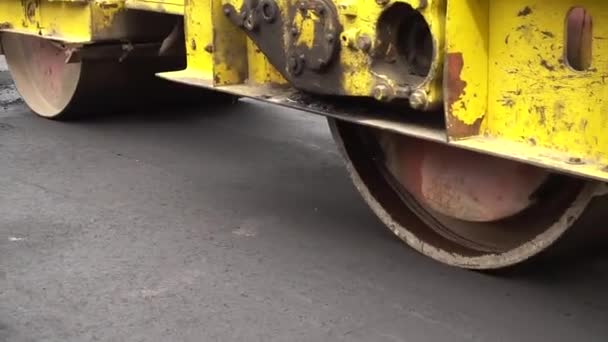 Compactor Rijdt Vers Gegoten Asfalt Comprimeert Het Weg Een Gat — Stockvideo