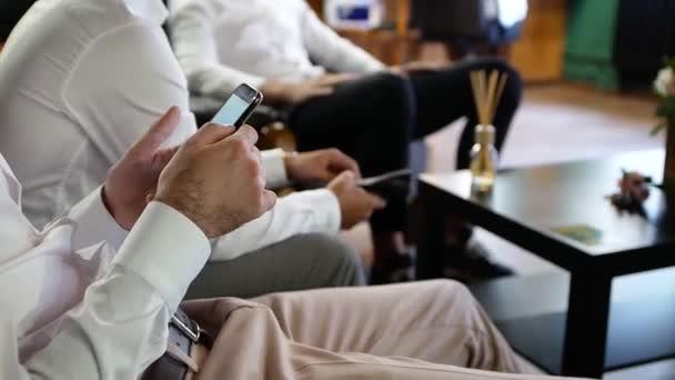 Gezelschap Van Jonge Mannen Zit Bank Kletsen Praten Met Een — Stockvideo