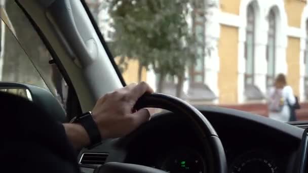 Direksiyon Simidinin Kayma Videosu Bir Adam Araba Sürüyor Direksiyonu Elleriyle — Stok video