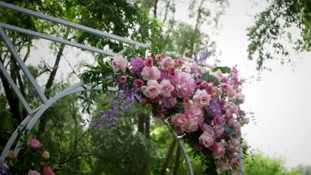 Blommig Inredning Mjuka Pastellfärger Vit Bröllopsbåge Med Rosa Blommor Färgglada — Stockvideo